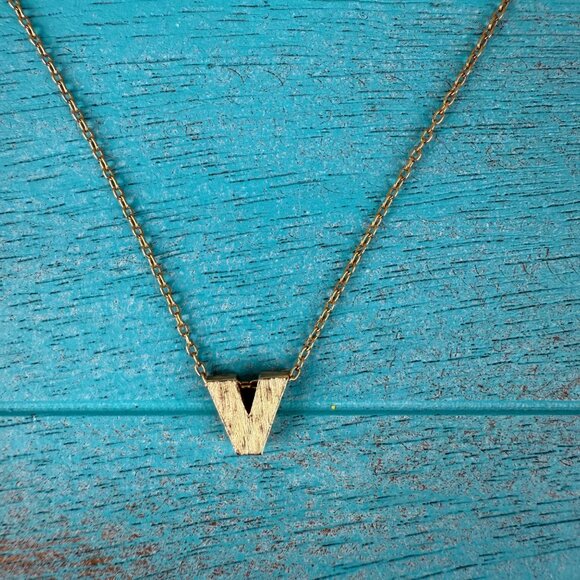 Vintage 1978 AVON Initial Attraction Necklace- "V" Gold Tone - Picture 5 of 8